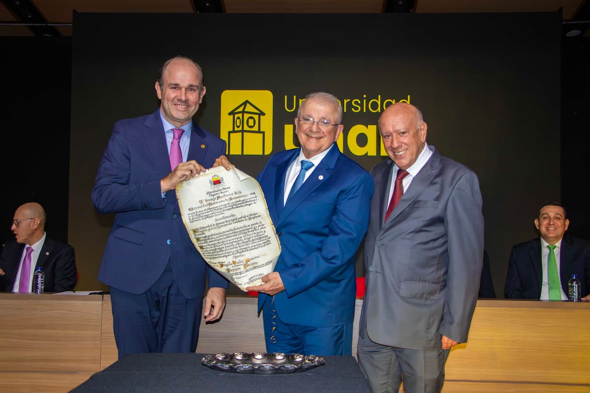 Juan Camilo Montoya Bozzi, rector de la Unab, Dr. Virgilio Galvis Ramírez y Rodolfo Mantilla Jácome, presidente Junta Directiva Unab . Foto: suministrada Unab/VANGUARDIA