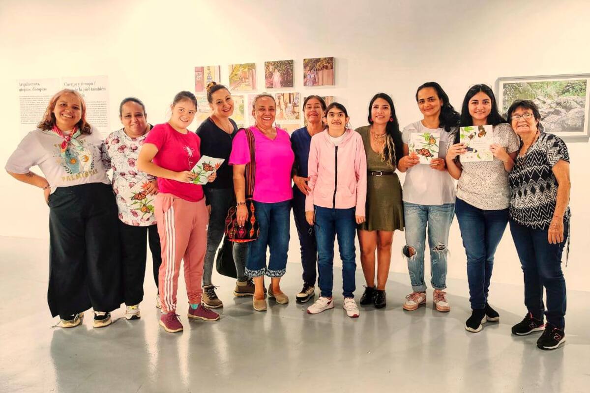Ellos son los artistas de la exposición “Visiones desde el silencio” en uno de sus talleres en el Banco de la República: Sandra Acosta-Martínez (Tallerista), Teresa Rodríguez Rodríguez, María del Carmen Rodriguez, Rita Johanna Castillo Rodríguez, Nicoll Sofia Medina Mendoza, Adriana Rocío Gélvez, Jennifer Faride Caballero Hernández, Leydi Yudhit Gallardo Quintero, Geraldine Sánchez Acosta, Juan David Suárez (Tallerista) y Johana Marcela Mendoza Rojas. Foto: Suministrada / VANGUARDIA