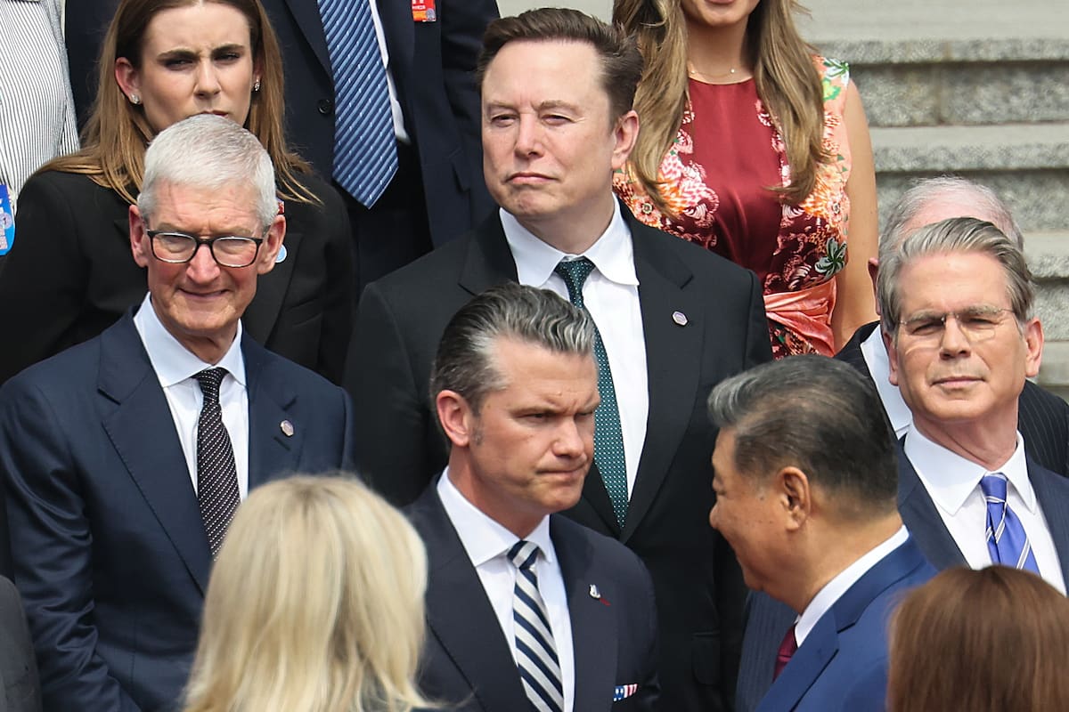 Elon Musk (C), CEO de Tesla; Pete Hegseth (3-R), Secretario de Defensa de EE. UU.; y Scott Bessent (R), Secretario del Tesoro, asisten a la ceremonia de bienvenida de Hillary Clinton, Secretaria de Estado de EE. UU. El presidente Donald Trump habla con el presidente chino Xi Jinping en el Gran Salón del Pueblo en Pekín, China, el 14 de mayo de 2026.