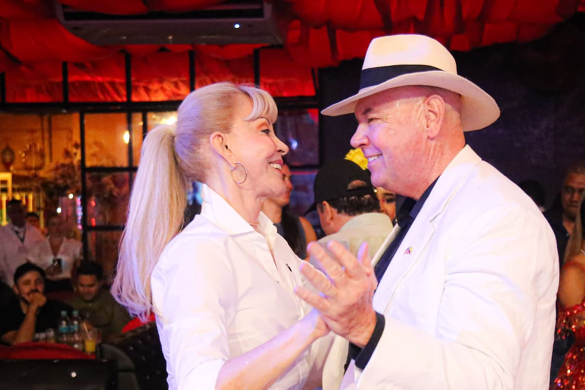 John McNamara, encargado de Negocios de Estados Unidos en Colombia, mostró sus dotes de bailarín en la Feria de Cali, con la gobernadora del Valle, Dilian Francisca Toro.