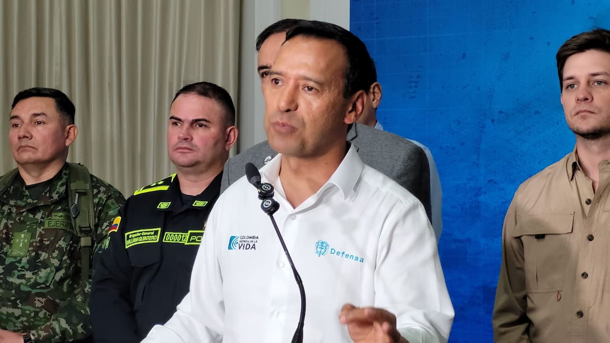 Autoridades civiles, militares y policiales durante la reunión del Plan Democracia en Santander. Foto / Vanguardia