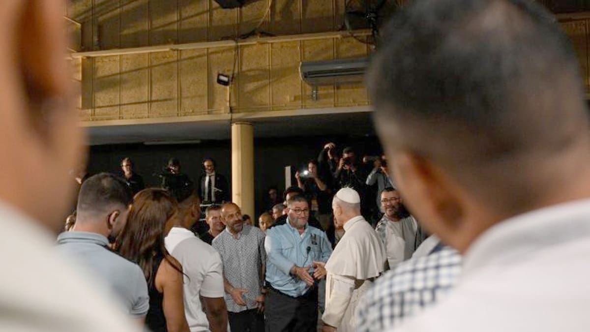 El Papa fue recibido por el director del centro de detención preventiva, que actualmente alberga a cerca de mil hombres y 150 mujeres en espera de juicio. Los testimonios de dos internas del centro "Brians 1" de Barcelona, conpartidos con el Papa en el quinto día de su viaje apostólico a España. Foto: Vatican Media