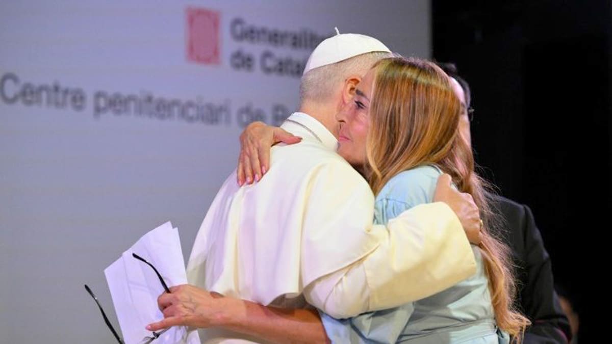 El Papa fue recibido por el director del centro de detención preventiva, que actualmente alberga a cerca de mil hombres y 150 mujeres en espera de juicio. Los testimonios de dos internas del centro "Brians 1" de Barcelona, conpartidos con el Papa en el quinto día de su viaje apostólico a España. Foto: Vatican Media