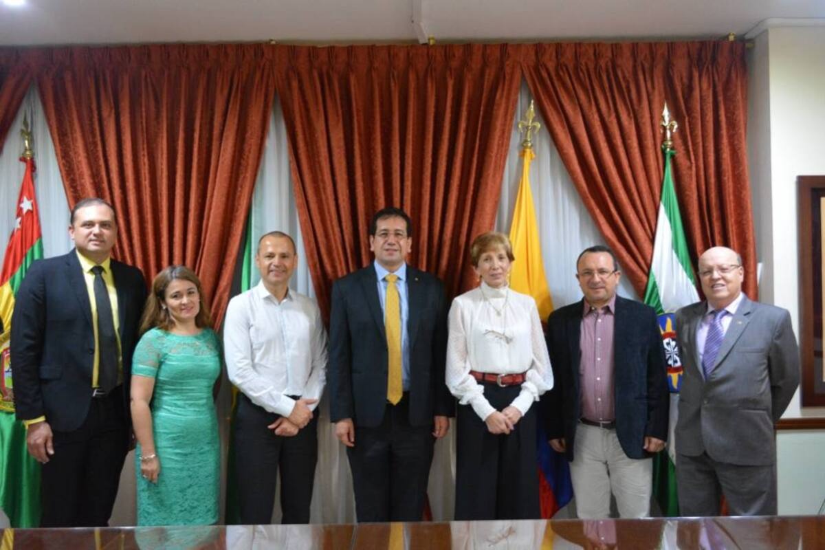Fray Oscar Eduardo Guayán Perdomo, OP. vicerrector académico; María Claudia Latorre Gómez, directora Centro de Gestión de la Calidad; Dairo Javier Marín Zuluaga, par académico; Fray Samuel Elías Forero Buitrago, OP. rector de la Universidad Santo Tomás Seccional Bucaramanga; María Clemencia Vargas Vargas, par académico; Fray José Antonio González Corredor, OP. vicerrector administrativo financiero, y Fray Jesús Antonio Ceballos Giraldo, OP. decano de División Ciencias de la Salud. (Foto: Suministrada / VANGUARDIA LIBERAL )