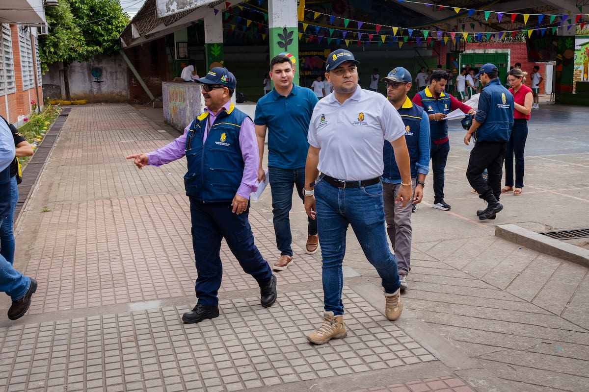 Funcionarios de Gestión del Riesgo, en articulación con la Registraduría, inspeccionan las condiciones técnicas y de seguridad de los puestos de votación en Barrancabermeja.
Suministrada/Barrancabermeja