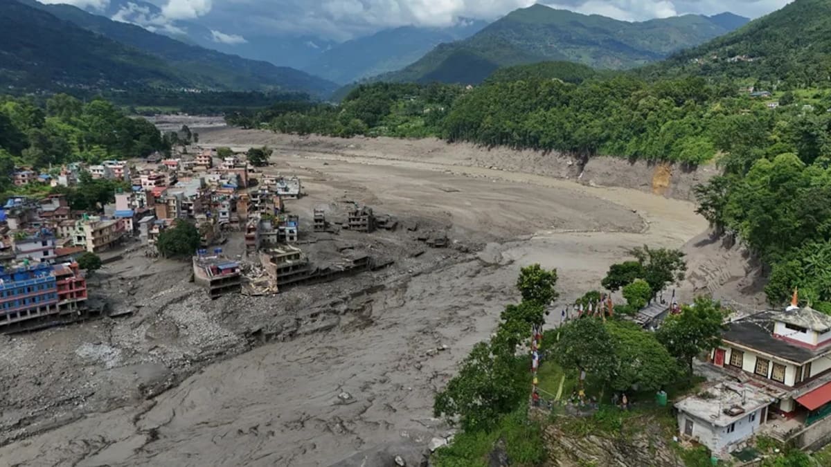 Vista aérea de viviendas dañadas en Trishuli Bazar tras una riada, en el distrito de Nuwakot, Nepal, este miércoles. EFE/EPA/NARENDRA SHRESTHA