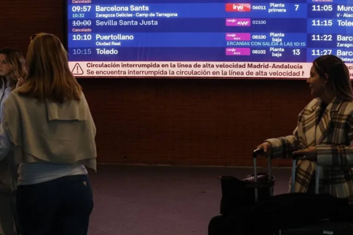 Vista de un cartel en la estación de Atocha (Madrid) este miércoles que informa de la circulación interrumpida en la línea de Alta Velocidad entre Madrid y Andalucía. EFE/Chema Moya