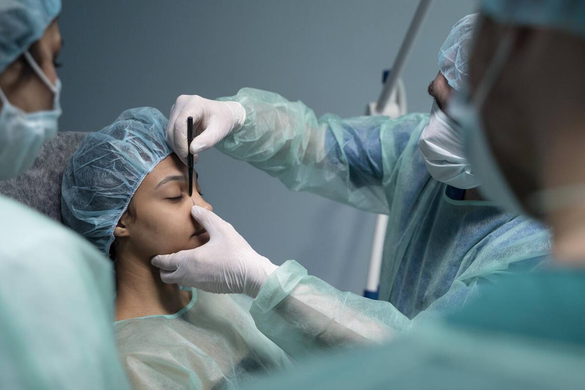 Hay cuatro aspectos importantes que deben considerar las personas que desean realizarse un procedimiento estético en Colombia, incluso si vive en el país y quiere ser operado en otra ciudad. Foto: Freepik/Vanguardia