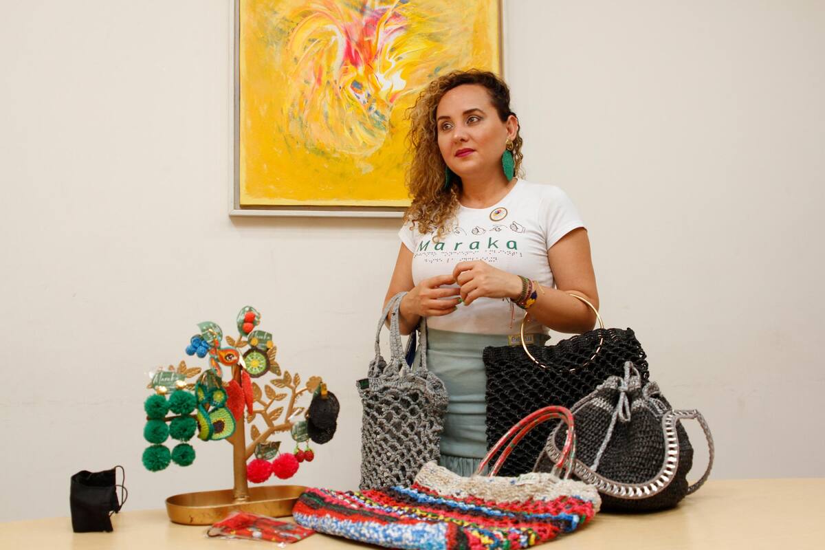 Viviana Mantilla, empresaria de bolsos realizados de bolsas recicladas. Foto: Luis Eduardo Herrán / El Universal.