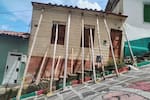 Cinco meses sostenida por doce troncos: La vivienda que es una trampa mortal en San Gil