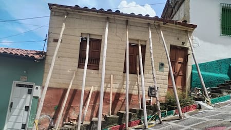 Cinco meses sostenida por doce troncos: La vivienda que es una trampa mortal en San Gil