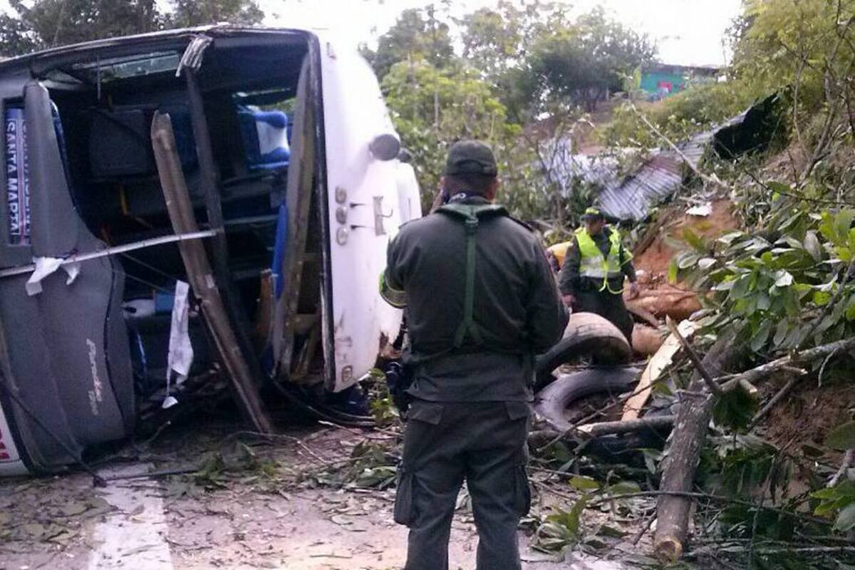 En el retorno conocido como 30, que va hacia Barrancabermeja, se volcó el bus de la empresa Brasilia con número interno 6311. El vehículo colisionó contra una vivienda de tablas, ocasionando daños, avaluados hasta $4 millones. Tras el accidente, agentes de la Policía de Carreteras arribaron y realizaron la inspección. (Foto: Javier Alvarado/ VANGUARDIA LIBERAL)