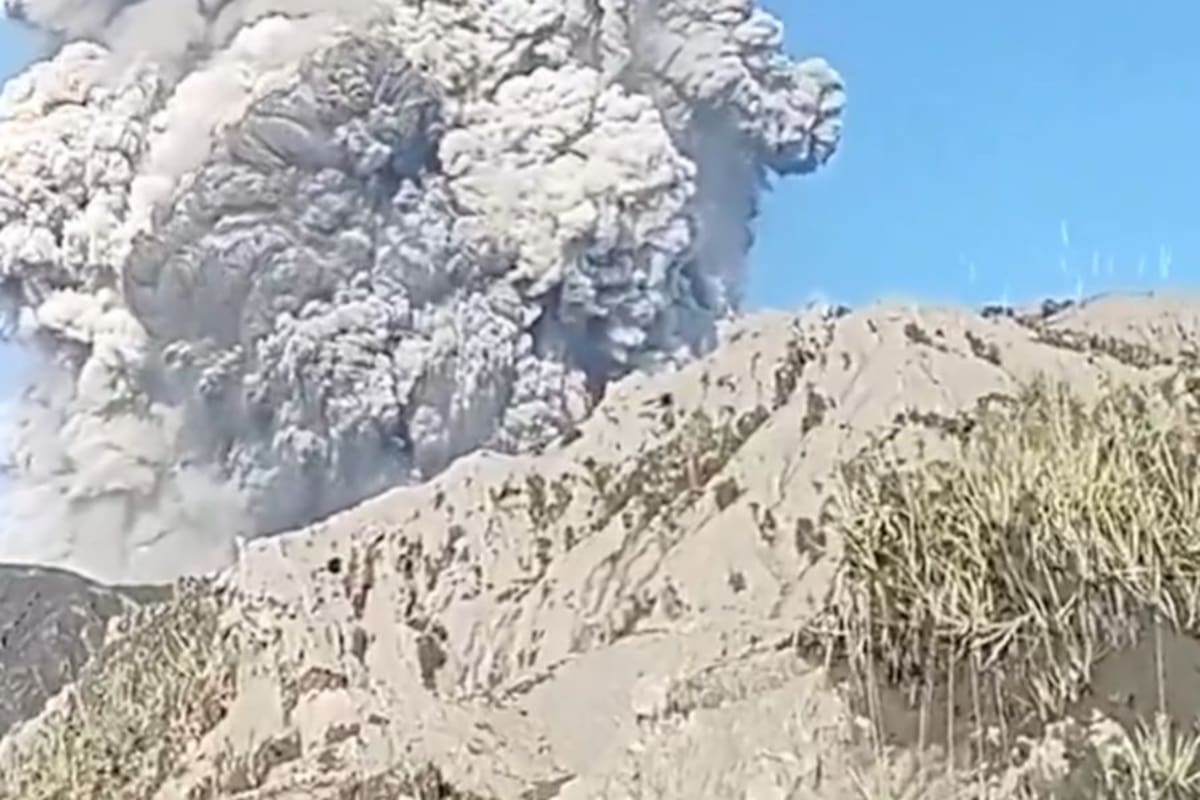 Columna de ceniza y humo se eleva desde el volcán Dukono, en Indonesia, tras la fuerte erupción que dejó senderistas muertos y desaparecidos.
Foto tomada de: Pantallazo de video de X
