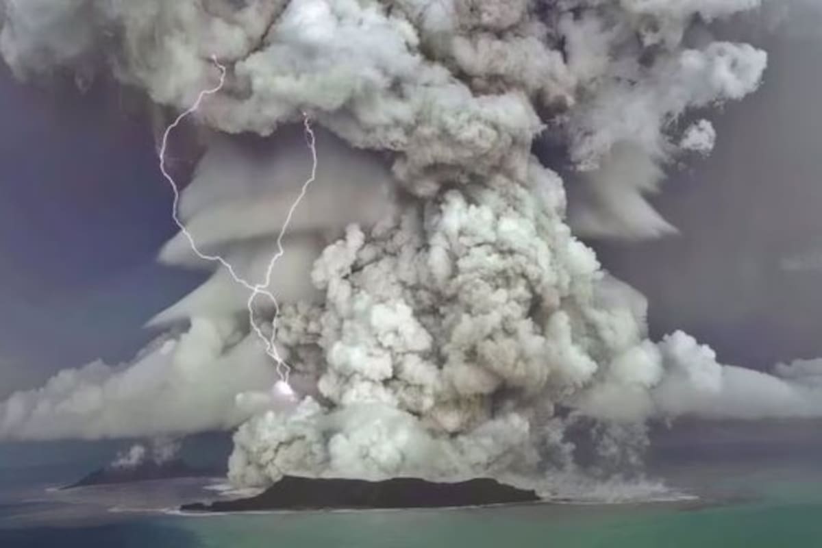 Un estudio publicado en Nature Geoscience reveló cómo el colapso de la caldera del volcán submarino Hunga, en Tonga, desplazó casi nueve kilómetros cúbicos de material y contribuyó a generar un tsunami de más de 40 metros.