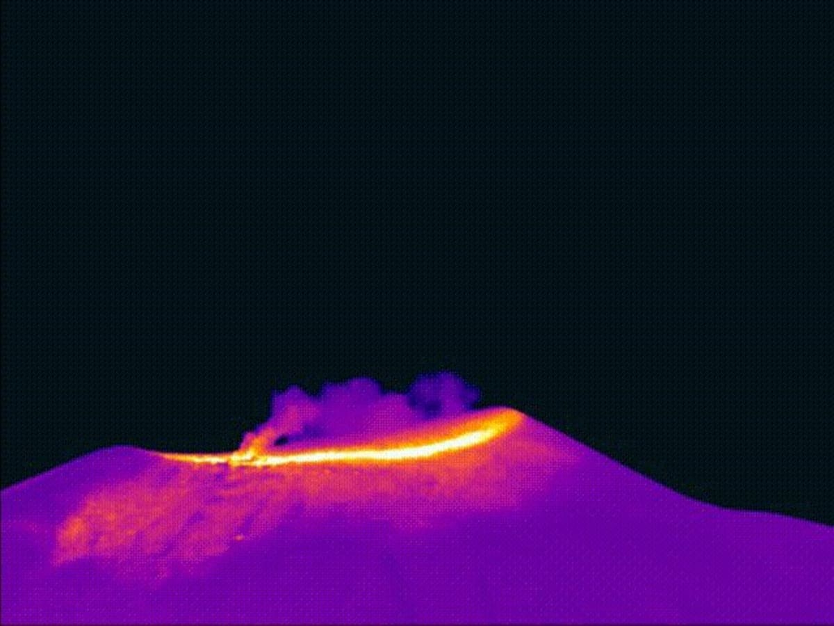 Desde el Observatorio Vulcanológico y Sismológico de Popayán continua el monitoreo, las 24 horas del día, la actividad del volcán Puracé–cadena volcánica Los Coconucos. Entre ceniza, gases y sonidos extraños, el Puracé no da tregua. Fotos: @sgcol