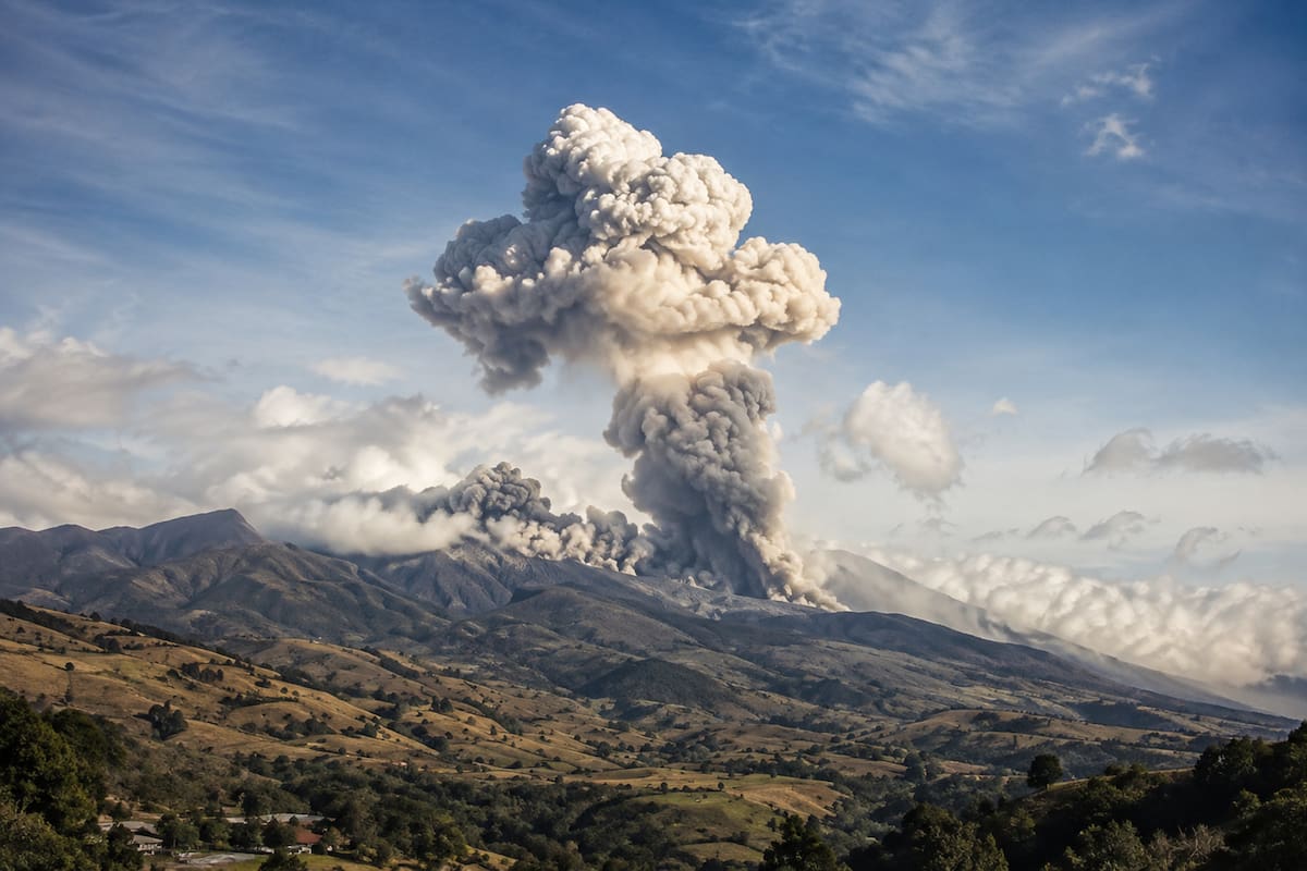 Desde el Observatorio Vulcanológico y Sismológico de Popayán continua el monitoreo, las 24 horas del día, la actividad del volcán Puracé–cadena volcánica Los Coconucos. Entre ceniza, gases y sonidos extraños, el Puracé no da tregua. Fotos: @sgcol