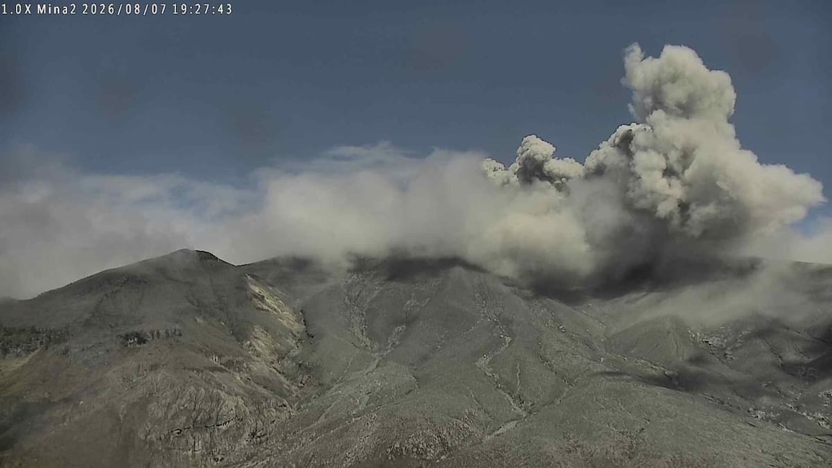 El volcán Puracé registró seis emisiones de ceniza, con columnas de hasta 500 metros. El SGC mantiene la alerta Naranja por los cambios en su actividad. Foto de: Colprensa.