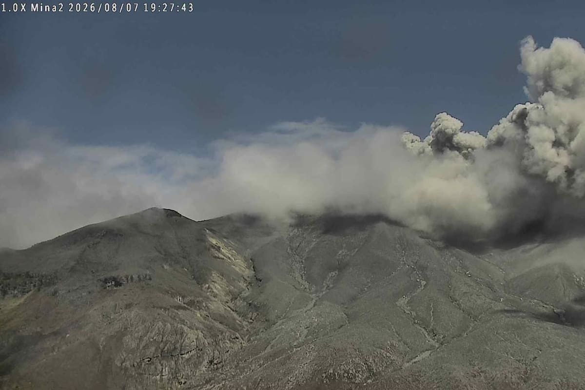 El volcán Puracé registró seis emisiones de ceniza, con columnas de hasta 500 metros. El SGC mantiene la alerta Naranja por los cambios en su actividad. Foto de: Colprensa.