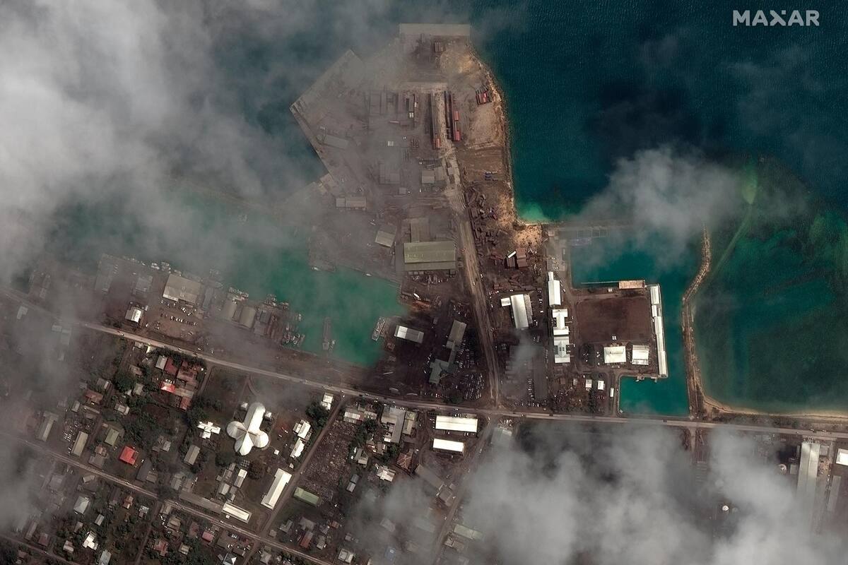 Los expertos no se explican cómo una erupción tan relativamente pequeña causó una explosión tan grande y el posterior tsunami en Tonga. EFE / VANGUARDIA