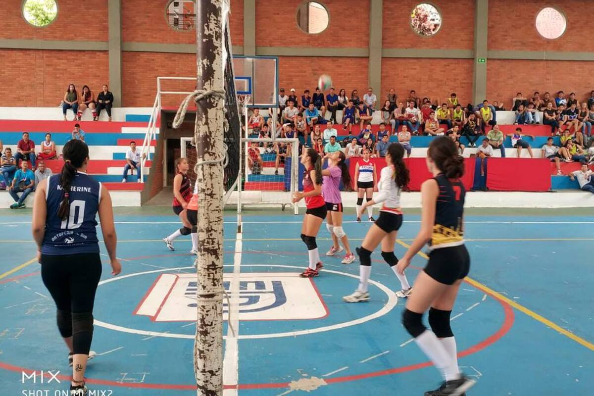 En el coliseo de la Fundación Colegio UIS, se realizó la convocatoria de la Liga Santandereana de Voleibol, de la cual se escogieron 80 jugadores para conformar las selecciones en categorías infantil y juvenil, tanto en damas como en varones. (Foto: Suministrada / VANGUARDIA LIBERAL)