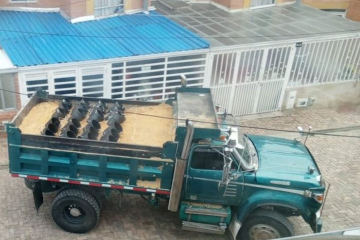Vecinos del barrio Curubal registraron el vehículo cargado con cilindros que fue abandonado en la madrugada de este sábado, en Tunja. / Tomada de X