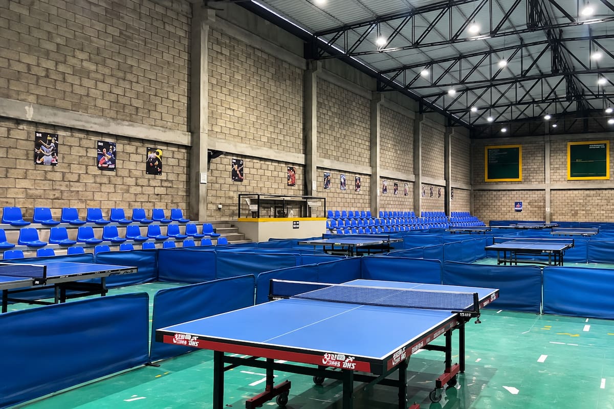 ¡Volvió la luz! El tenis de mesa recupera su casa en Bucaramanga tras casi tres meses de ‘apagón’. Foto: Pantallazo video Inderbu/Mejorada con IA.