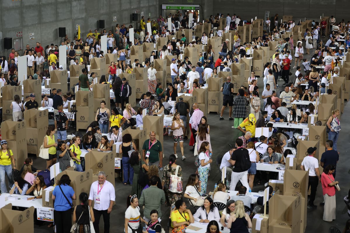 Gran afluencia de electores este domingo en Madrid para votar en la segunda vuelta de los comicios presidenciales de Colombia. EFE/ Kiko Huesca