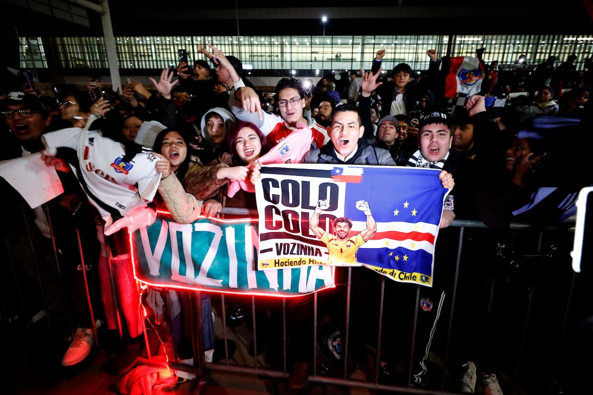 FOTODELDÍA AME5486. SANTIAGO (CHILE), 02/08/2026.- Aficionados de Colo Colo esperan la llegada de portero de la selección de Cabo Verde Josimar José Evora Dias 'Vozinha' este domingo, en el aeropuerto Arturo Merino Benítez en Santiago (Chile). EFE/ Elvis González