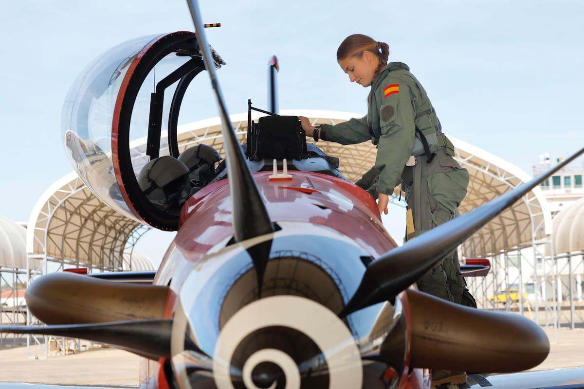 La princesa de Asturias, Leonor de Borbón, completó con éxito su primer vuelo en solitario a bordo de un Pilatus PC-21, tras cuatro meses de formación intensiva en la Academia General del Aire y del Espacio.