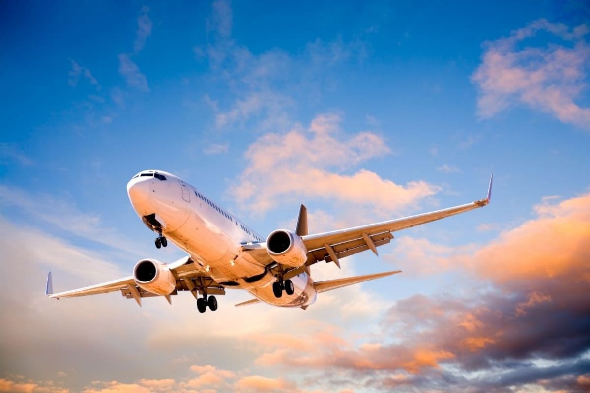 Advierten preocupación por nuevo impuesto a boletos aéreos internacionales en Colombia. | Foto: Vanguardia /Canva
