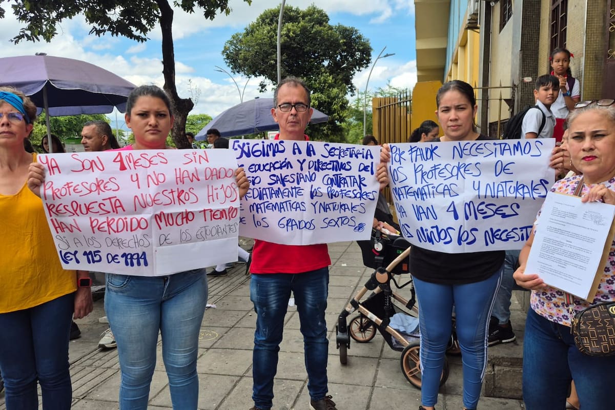 Padres de familia del Instituto Salesiano Eloy Valenzuela protestan con pancartas frente al colegio exigiendo la asignación de docentes de Matemáticas y Ciencias Naturales.