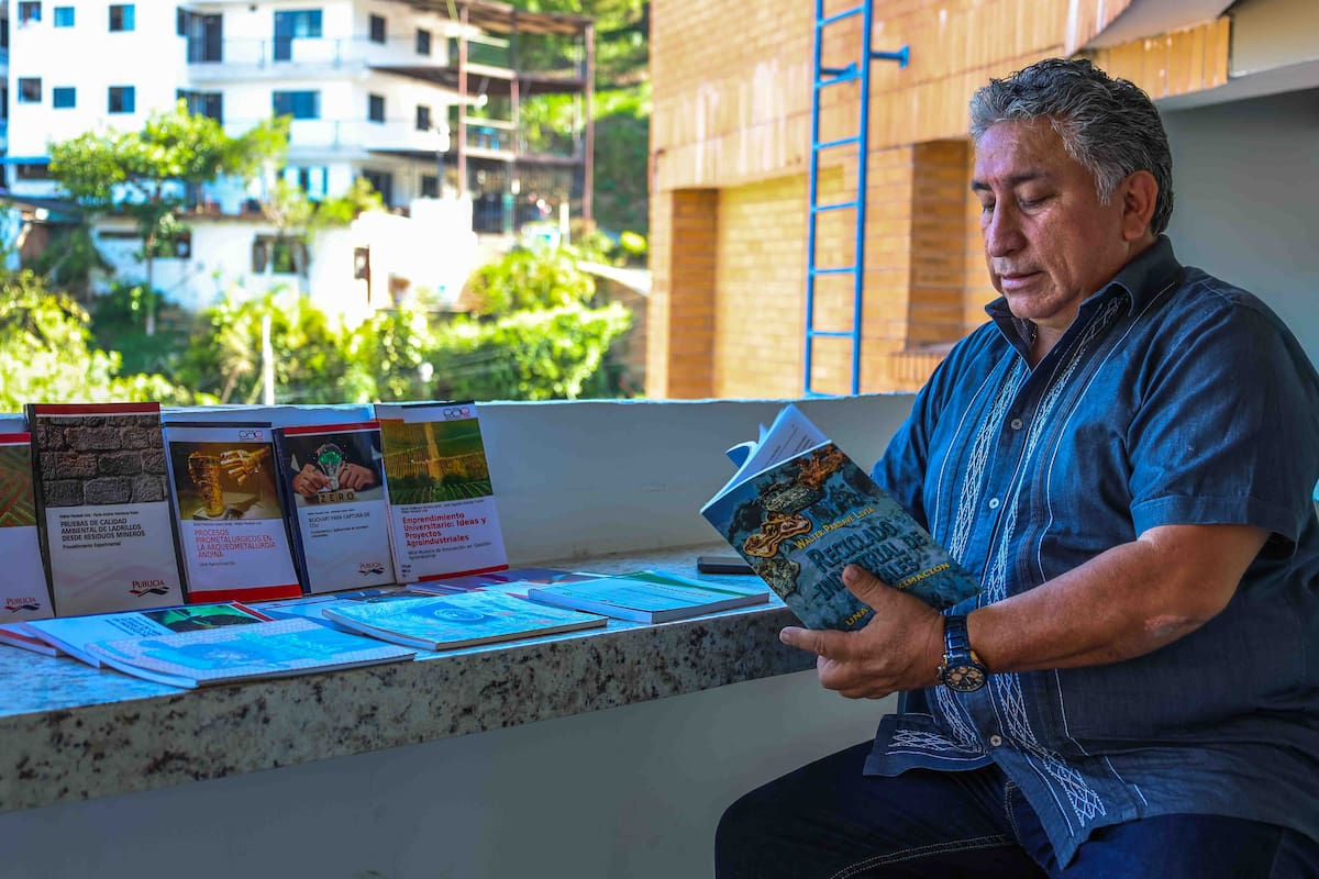 Walter Pardavé Livia celebra 60 años con una exposición de 25 libros. Foto suministrada/VANGUARDIA