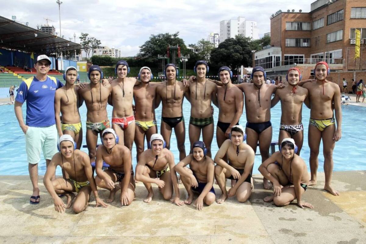 Este es el equipo de waterpolo del Club Guerreros de Bucaramanga. En la gráfica, de pie, de izquierda a derecha, aparecen: Cristian Sandoval (entrenador), Diego García, Daniel Socha, José Pabón, Harvey Quintero, Mateo Gélvez, Sebastián Cogollo, Cristian Alejo, Camilo Guevara, Nicolás Villamizar y Juan Quintero; hincados, en el mismo orden: Michael Reyes, Andrés Rincón, Camilo Durán, David Pinzón, Nelson Castillo y Juan Reyes. (Foto: Javier Gutiérrez Pieruccini / VANGUARDIA LIBERAL)