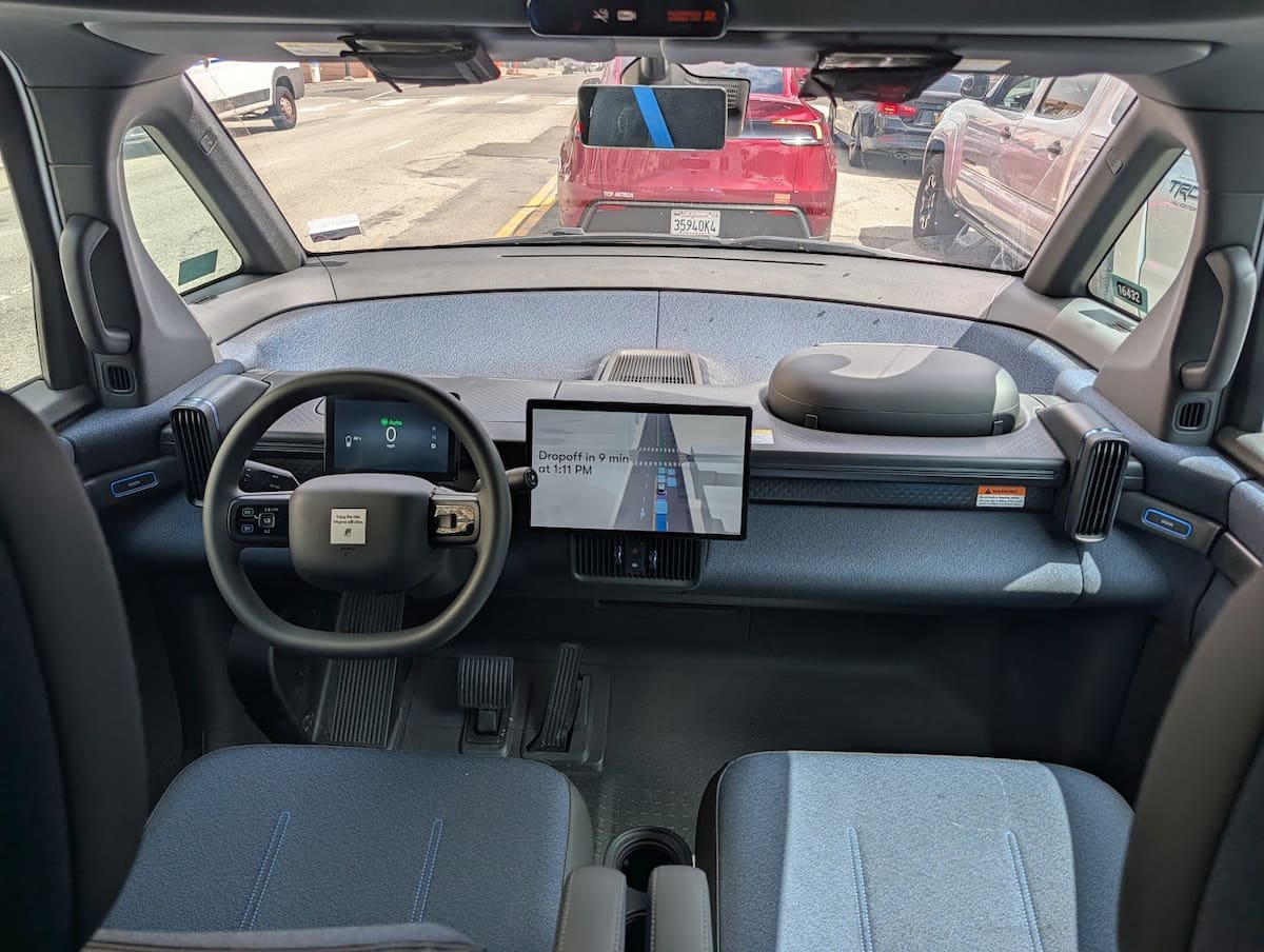 La empresa Waymo diseñó este vehículo a medida, pero no se atrevió a ir hasta el final como Zoox y Tesla con sus robó-taxis de diseño personalizado.