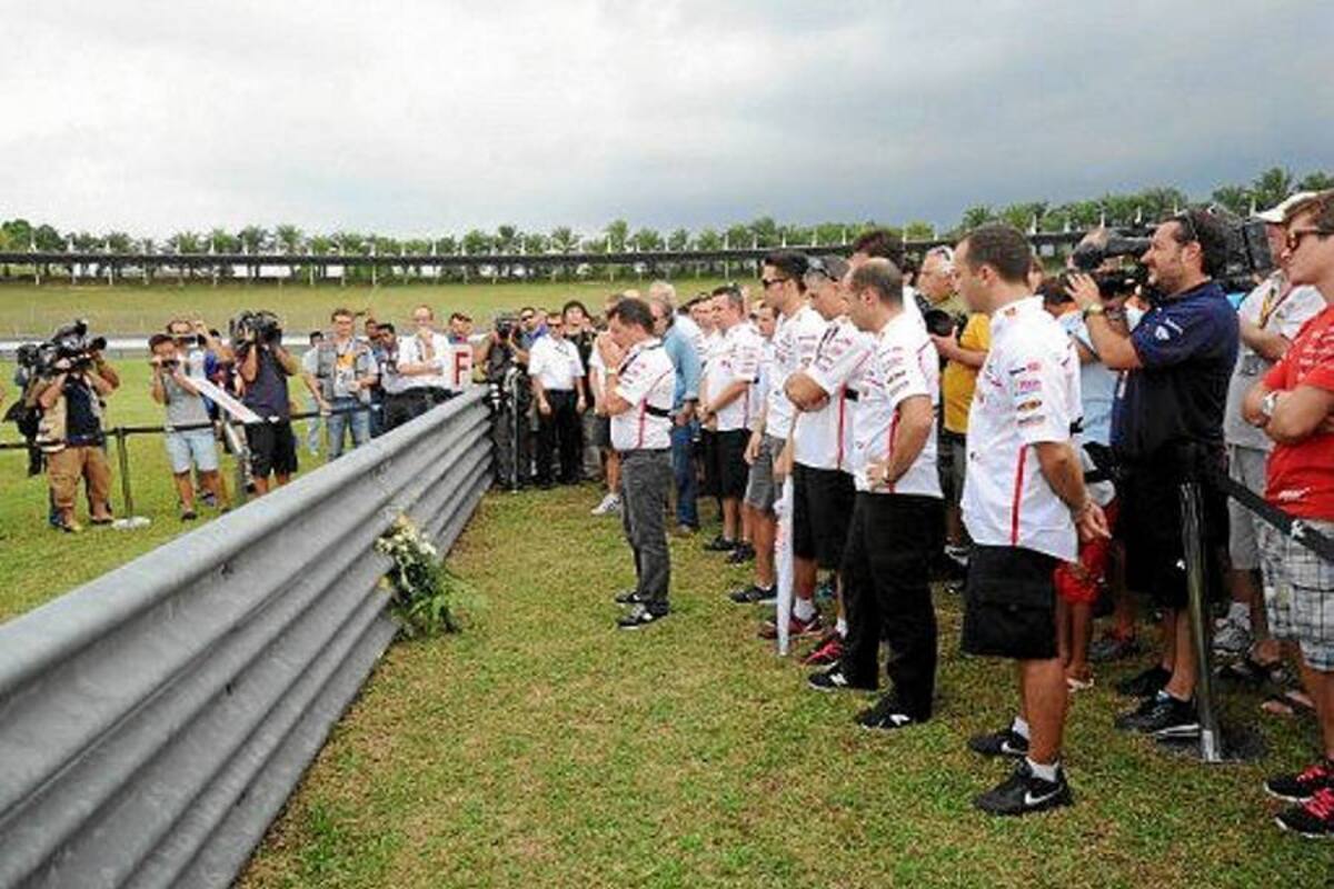 El motociclismo rinde homenaje a Simoncelli en el lugar del accidente (Foto: Tomado de Internet/ VANGUARDIA LIBERAL)
