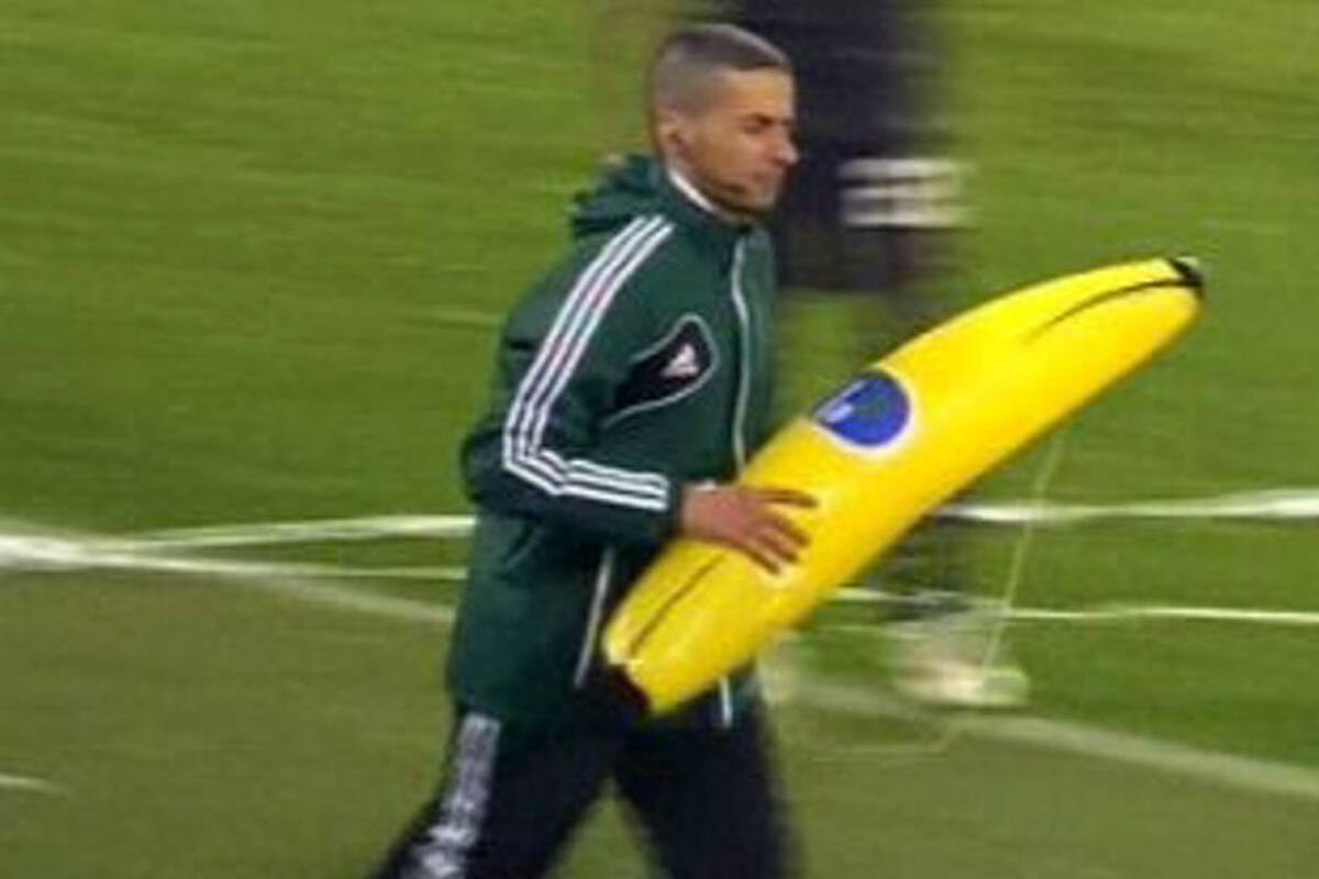 Hinchas del Feyenoord atacaron a Gervinho con un banano gigante (Foto: Foto: Youtube)
