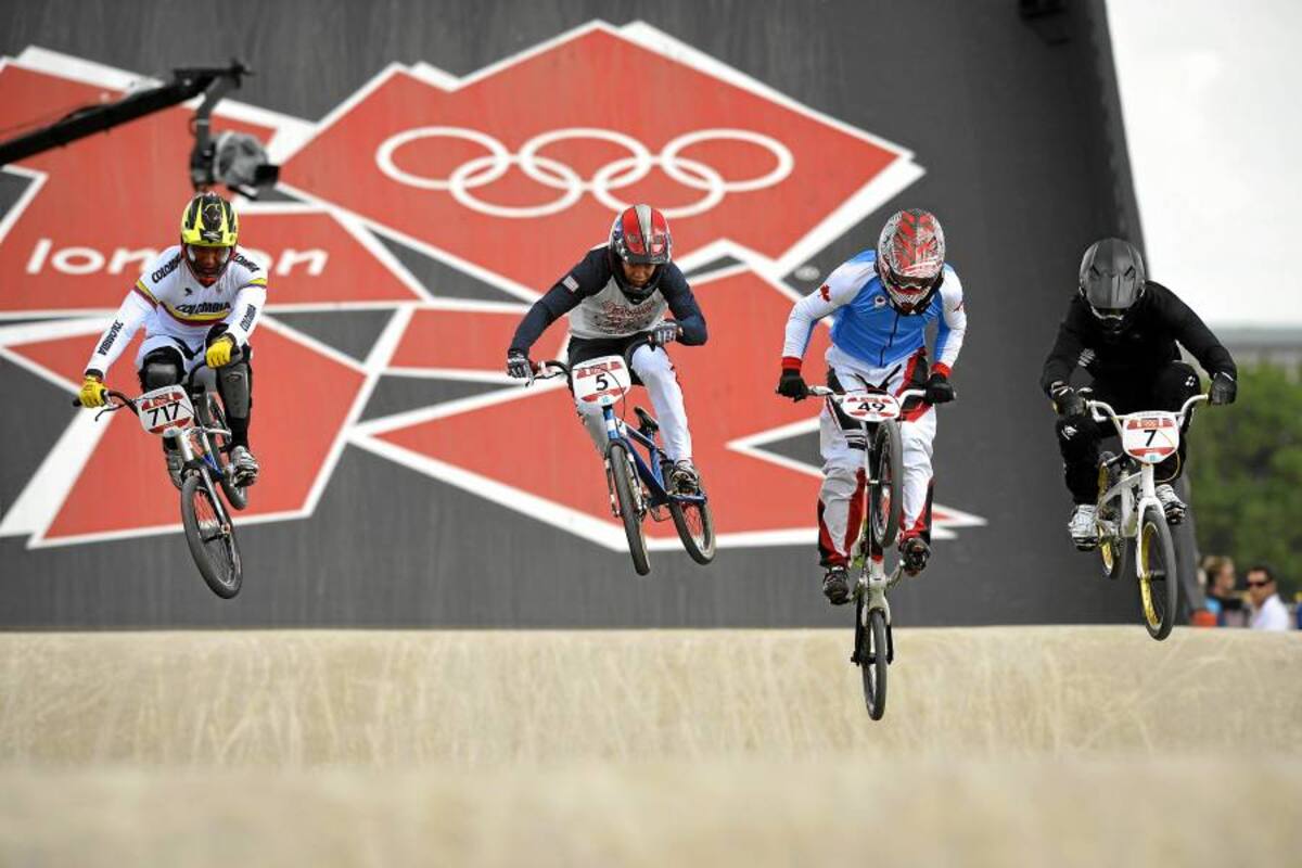 Andrés Jiménez (izquierda) avanzó a la semifinal de BMX (Foto: AFP/VANGUARDIA LIBERAL)