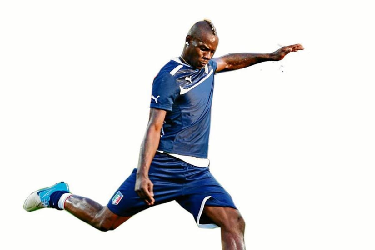 El delantero italiano Mario Balotelli entrenó ayer junto con sus compañeros de equipo en el estadio Olímpico de Kiev, Ucrania. El ariete buscará consolidarse como goleador de la Eurocopa 2012 y para eso tendrá que doblegar al portero español Casillas en la final. (Foto: AFP / VANGUARDIA LIBERAL)