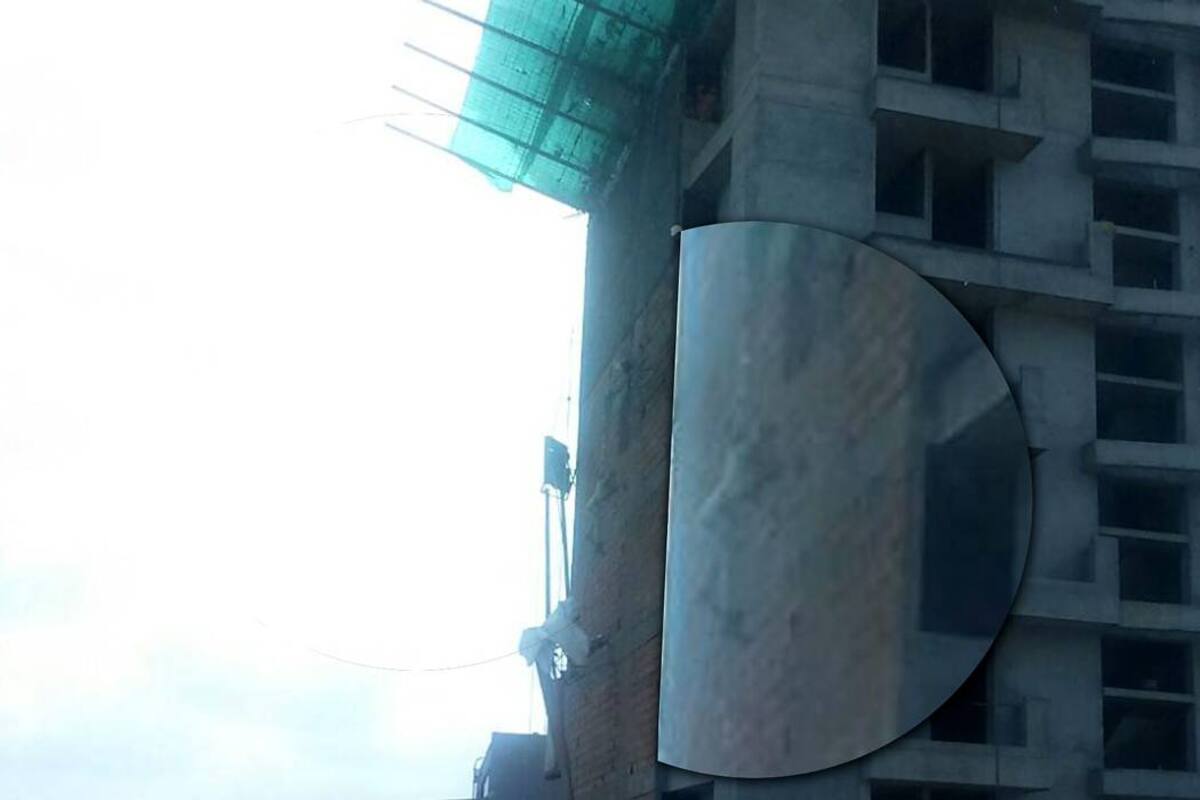 Dos obreros quedaron colgando de un edificio en construcción en Bucaramanga (Foto: Suministrada/ VANGUARDIA LIBERAL)