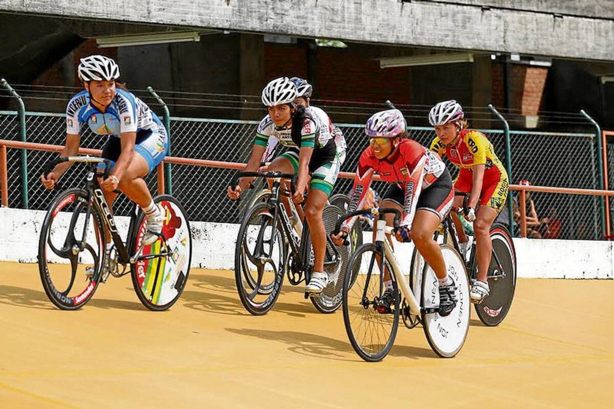 La santandereana Martha Bayona ganó ayer la prueba del keirin y sumó su tercera presea dorada en los Campeonatos Nacionales de Pista y Ruta disputados en Pereira. (Foto: Tomada de www.ciclismodecolombia.com / VANGUARDIA LIBERAL )
