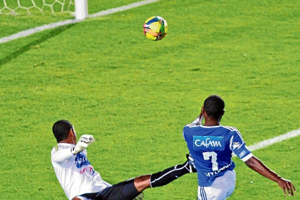 Wilberto Cosme recibió una magistral asistencia de Máyer Candelo y definió a un costado tras las salida del arquero José Cuadrado de Pasto, para darle el triunfo a Millonarios. (Foto: Colprensa / VANGUARDIA LIBERAL)