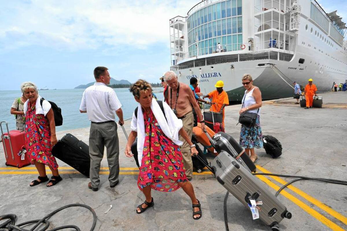 Pasajeros del "Costa Allegra" desembarcan tras tres días "atroces" en el mar (Foto: AFP/ VANGUARDIA LIBERAL)
