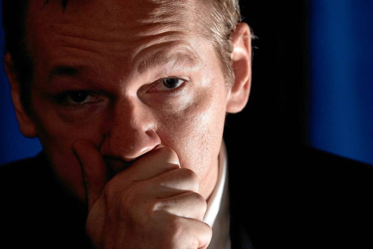 Assange habla desde el balcón de la embajada de Ecuador en Londres (Foto: Archivo/VANGUARDIA LILBERAL)