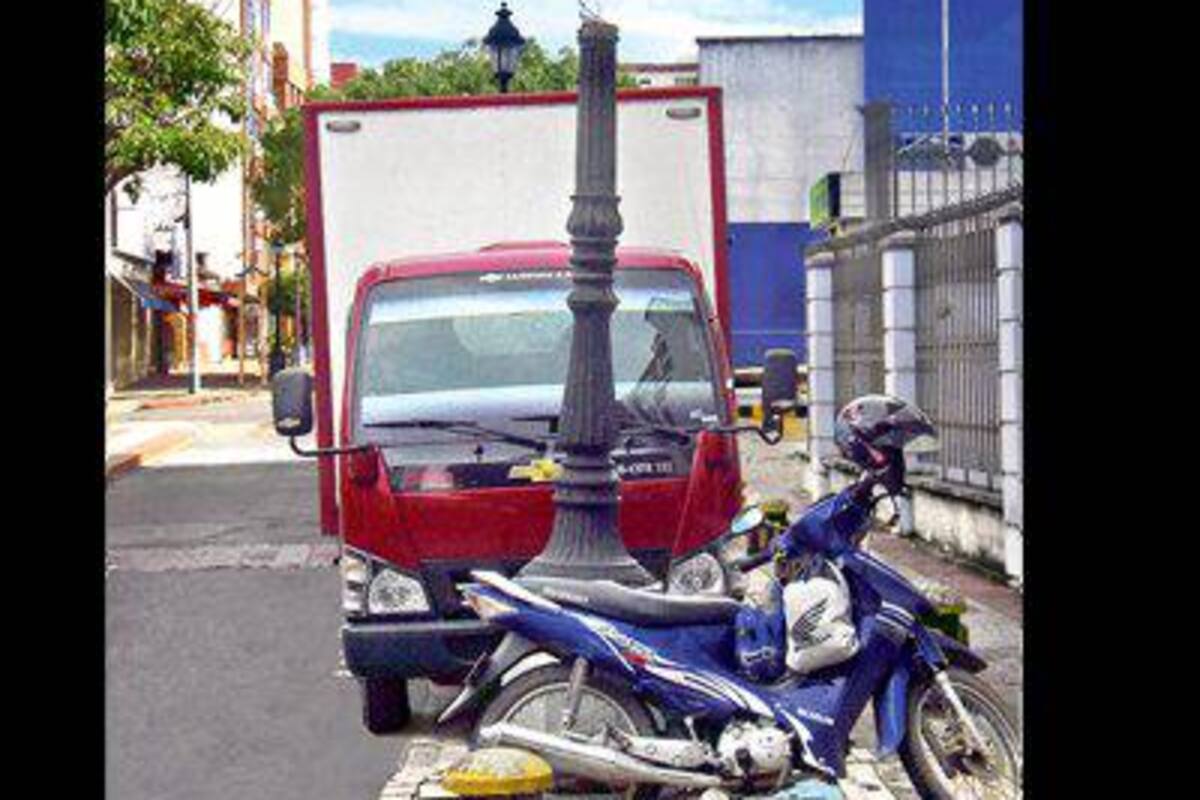 En improvisados sitios de estacionamiento se han convertido los paseos peatonales de la ciudad; tal como se evidencia en este registro gráfico, captado sobre la carrera 26, entre las calles 36 y 37. (Foto: / VANGUARDIA LIBERAL)