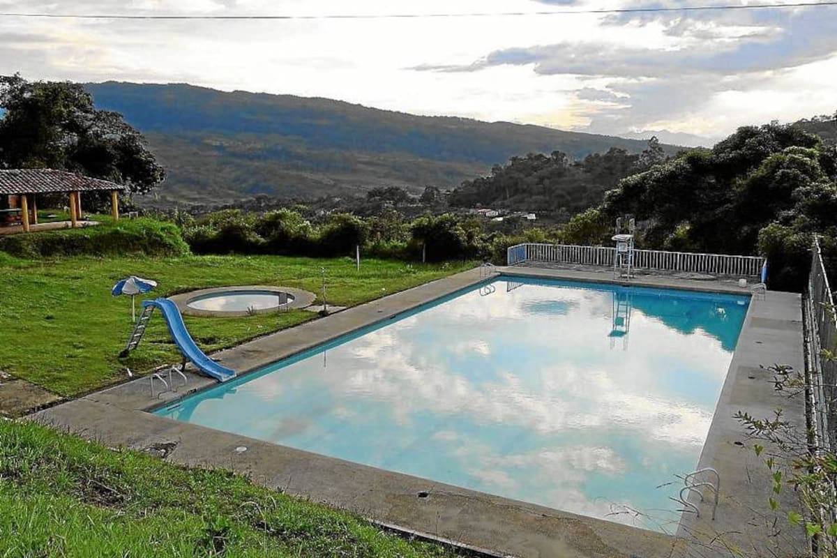 Según el alcalde de Oiba, la Administración Municipal, encargada de asumir los costos de mantenimiento de la piscina, en insumos y servicios públicos, durante varios años pagaba un dinero al Club Chaquen de Oiba para cuidar la piscina, pero desde este año el escenario se descuidó. (Foto: Nancy Gómez Cala /VANGUARDIA LIBERAL )