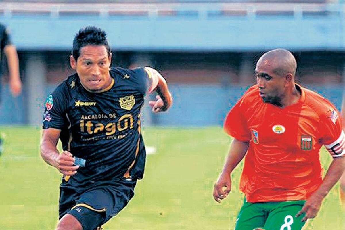 Itagüí Ditaires sorpresivamente es el nuevo líder de la Liga Postobon luego de derrotar en el clásico ‘joven’ de Antioquia a Envigado en el Polideportivo del Sur 2-1. Víctor Cortés marcó los dos tantos del triunfo. Envigado completó así su terecera derrota consecutiva. (Foto: COLPRENSA/VANGUARDIA LIBERAL)