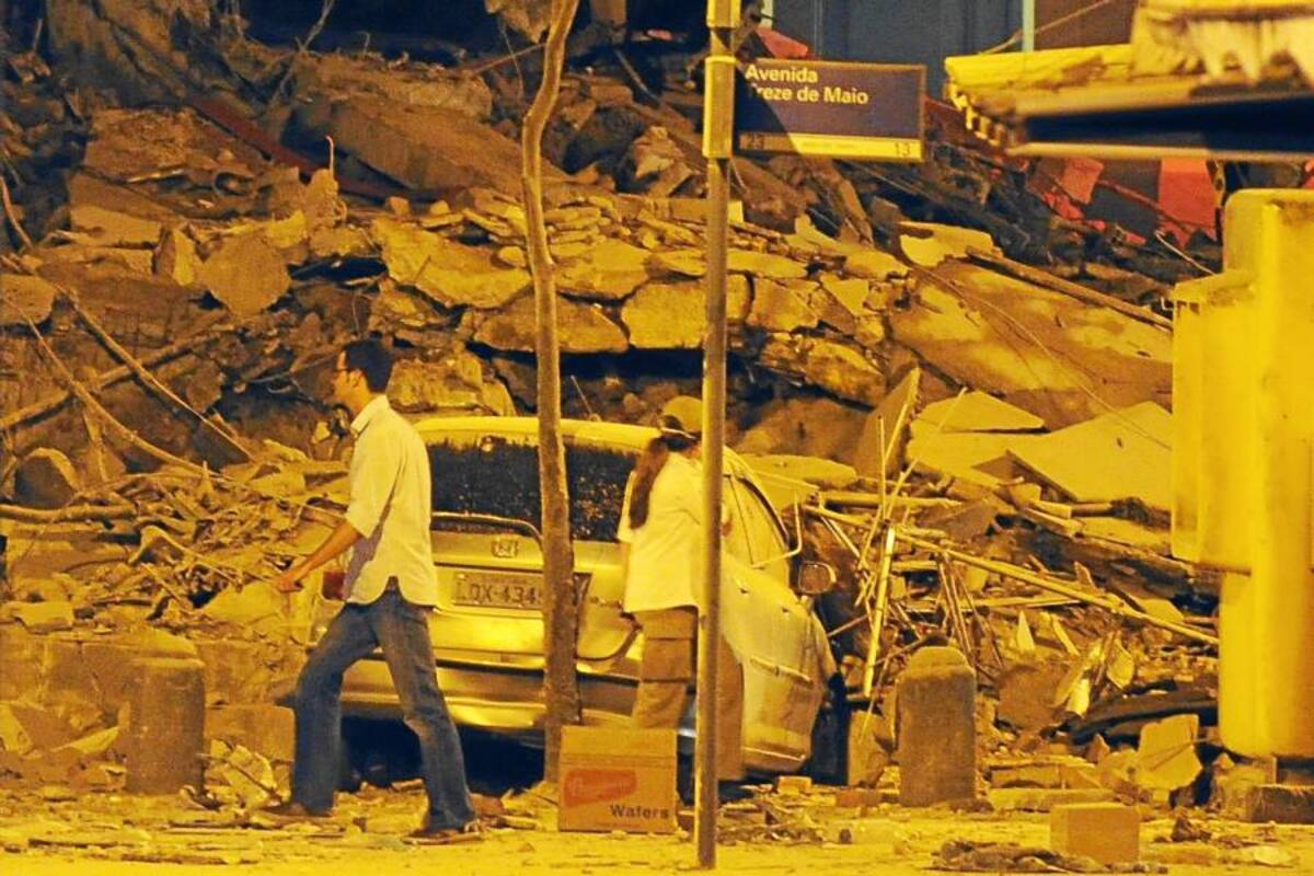 Un edificio se derrumba en el centro de Río de Janeiro (Foto: AFP / VANGUARDIA LIBERAL)