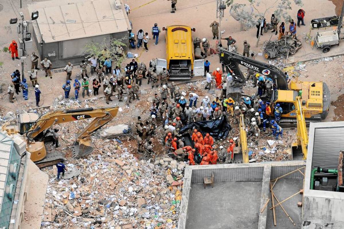 Todavía hay entre quince y veinte desaparecidos en los escombros de tres edificios en Rio de Janeiro. (Foto: AFP/VANGUARDIA LIBERAL)