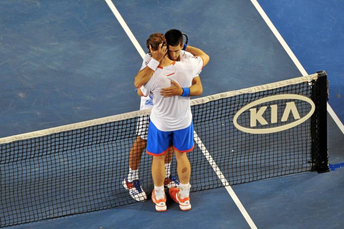 El abrazo entre Novak Djokovic y Andy Murray, tras un partido de cinco horas. (Foto: AFP/VANGUARDIA LIBERAL)