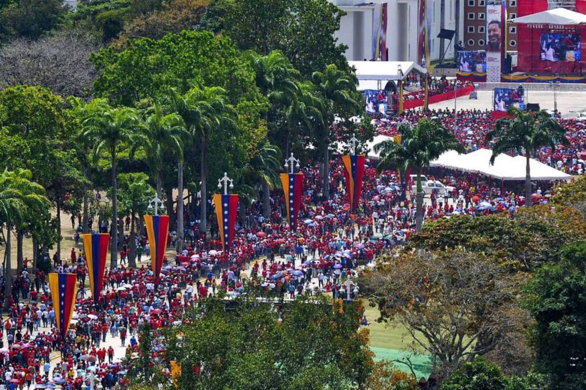 Los venezolanos aguardan horas y horas para ver a Chávez por última vez (Foto: Luis Camacho, AFP / VANGUARDIA LIBERAL)